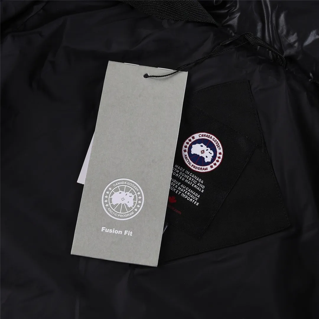 P880 High-end CANADA. GOOSE/Canada Goose Merritt mid-length women's parka down jacket. The top original replica version refers to the highest version currently in China (there is no one). The products produced by S factory must be high-quality (feel free to compare, if there are better products than mine, you can buy the clothes for free) 1⃣️Top replica: Made of 18-count polyester-cotton blended fabric imported from South Korea (genuine synchronous fabric), national standard 90 white duck down, top original goose analysis We use custom-dyed embroidery thread to truly achieve a 100% reproduction of the trademark, ensuring that the embroidery thread is exactly the same as ZP, with zero color difference and full map letters, and 100% true to version reproduction! (We can guarantee that no one in our industry is more attentive and professional than us!) Analysis 3 (fabric): As we all know, the Canada Goose ZP fabric in previous years was a 21-count polyester-cotton washed, calendered and brushed fabric that was relatively hard. Last year and this year, dozens of authentic products purchased were all made of 18-count pure cotton fabrics, and we finally decided to use 18-count polyester cotton! (ZP synchronized fabric) Analysis 4 (Accessories): Domestic exclusive version of Velcro, one to one Y-shaped double hook original Velcro, YKK zipper, exclusive original workmanship of washed threaded down jacket!